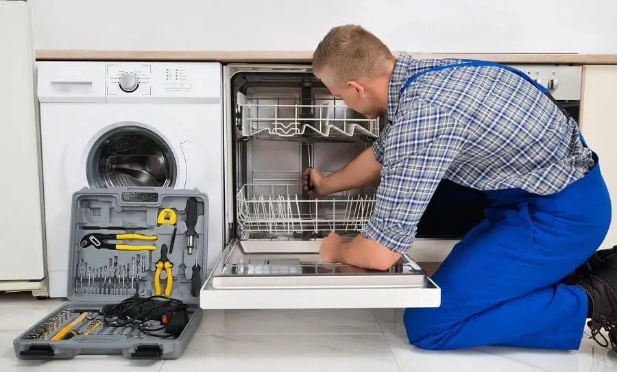 Adapazarı Panasonic servisi teknisyen ekibi beyaz eşya tamiri yaparken